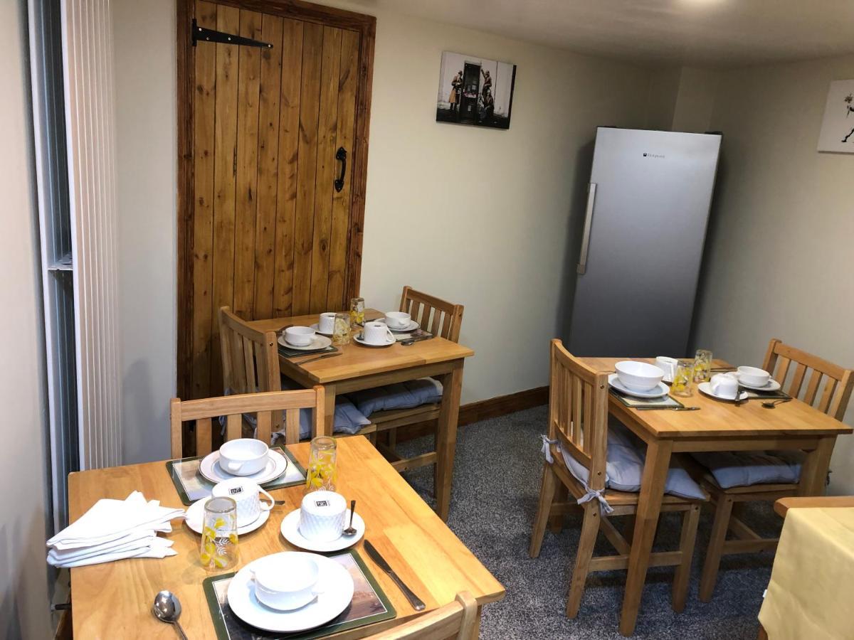 ดิ โอลด์ สตาร์ Bed & Breakfast Winterbourne ภายนอก รูปภาพ